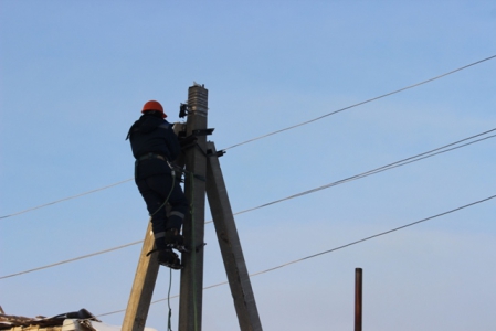 До Нового года электрики планируют осветить половину микрорайона Кирова в Кунгуре Фотография к материалу: До Нового года электрики планируют осветить половину микрорайона Кирова в Кунгуре