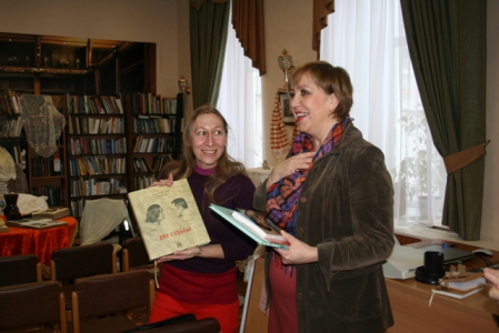 В Кунгуре французы подарили книги городской библиотеке Фотография к материалу: В Кунгуре французы подарили книги городской библиотеке