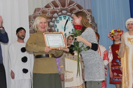 Гостья из Франции вручила дворцу культуры Кунгура сертификат ЮНЕСКО Фотография к материалу: Гостья из Франции вручила дворцу культуры Кунгура сертификат ЮНЕСКО