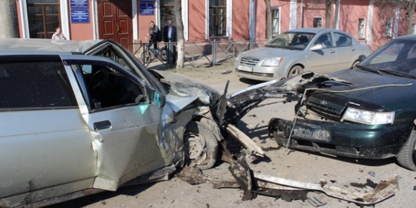 В Кунгуре на улице Ленина произошло ДТП с участием трёх автомобилей Фотография к материалу: В Кунгуре на улице Ленина произошло ДТП с участием трёх автомобилей
