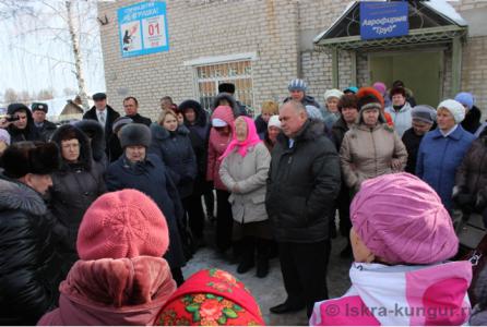 За что взятка? Жители Троельги пытались узнать подробности о задержании главы поселения у руководителя района Фотография к материалу: За что взятка? Жители Троельги пытались узнать подробности о задержании главы поселения у руководителя района